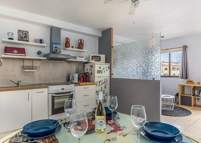 Flh Balcony Flat With Pool Lägenhet