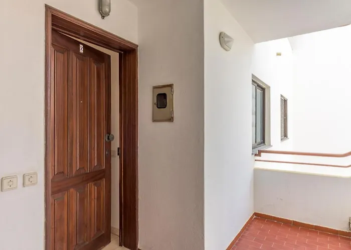 Flh Balcony Flat With Pool Appartamento