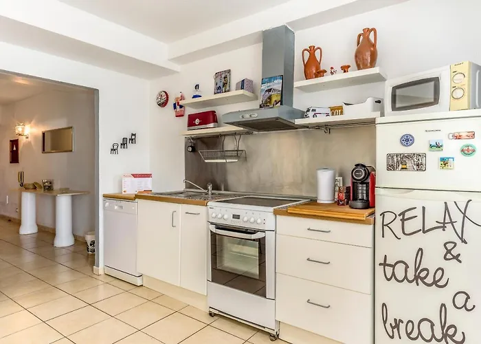 Flh Balcony Flat With Pool Appartamento